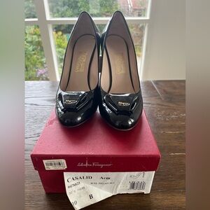 Ferragamo black patent leather round toe pumps size 10